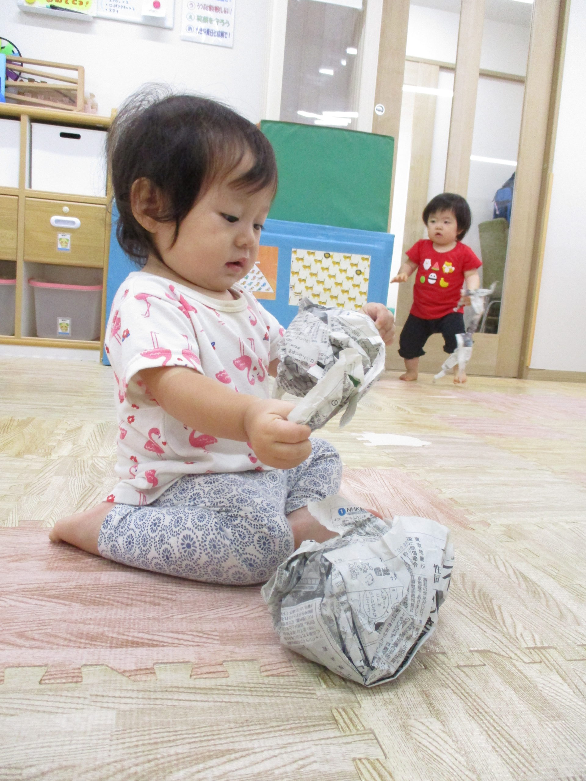 いちご組 0歳児 新聞紙あそび 太田共同保育園ブログ いちご組 0歳児 新聞紙あそび 太田共同保育園ブログ